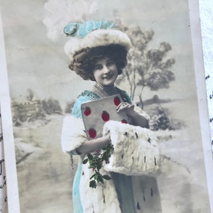 Schöne Französin mit großem Hut und Pelzen, großer Brief, echte Fotografie, antike Postkarte