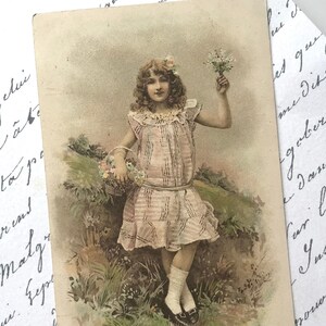 Antike Kinderpostkarte, Hübsches Mädchen im Baumwollkleidchen mit Blumen, 1908 Meissner und Busch