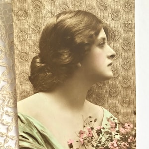 Schauspielerin Postkarte, Gladys Cooper im Seidenkleid, Dreh-Serie, handgetöntete echte Fotografie, britische Schönheit