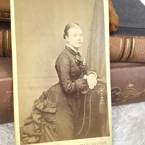 アンティーク CDV、ビクトリア朝の女性、バッスル付きシルクドレス、実写写真、カルト・ド・ヴィジット、1800 年代、マンチェスター