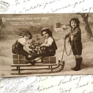 Antike Neujahrs Postkarte, Kinder Schlittenfahren, Vierblättriges Kleeblatt, Echte Fotografie, EAS
