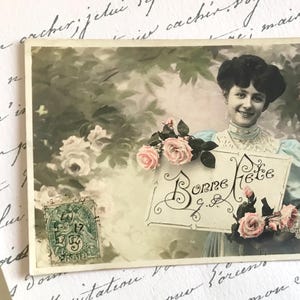 フランスのアンティークポストカード、ピンクの花が飾られた「Bonne Fete」の看板を持った美しい女性、手彩色されたリアル写真アールヌーボー、1907年