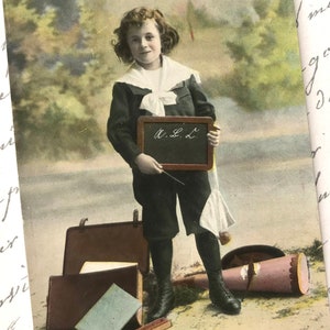 Vintage Kinderpostkarte, kleiner Junge im Matrosenanzug, Schulschiefer, handgetönte echte Fotografie, Kinderpostkarte