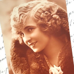 Antike französische Postkarte, schöne junge Frau, echte Fotografie, Art Deco, PC Studio Paris