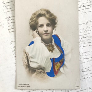 Antike Postkarte, schöne Frau, traditionelles Kostüm, Eneberettiget Norwegen, handkolorierte echte Fotografie