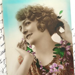 Antike französische Postkarte, schöne junge Frau, Fliederblumen, lebendige Farben, echtes Foto, handbemalt, Art Deco, französisch