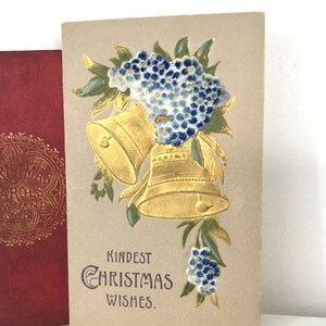 Vintage Weihnachtspostkarte, geprägte Goldglöckchen, Samtblumen, Jugendstil