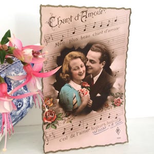 Antike französische Postkarte, schöne junge Frau, handgemalte Rose, lebendige Farben Echtfotografie Art Deco, Französisch selten