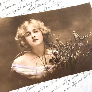Antike Postkarte, berühmte Schauspielerin Ivy Schließen, Chiffonkleid, Frühlingsblumen, handkolorierte echte Fotografie, Jugendstil, Philco