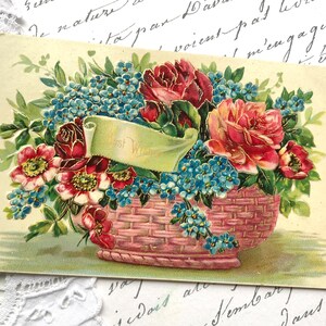 Schöne Vintage Blumen Postkarte, tiefrote Rosen im Korb, Vergissmeinnicht, Cottage Dekor geprägt