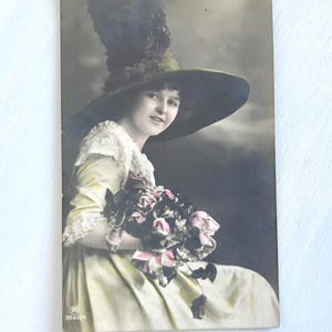 Postkarte von Fräulein Wally, schöne Frau mit großem Hut, rosa Rosen, handkolorierte echte Fotografie, Sprache der Liebe, 1912