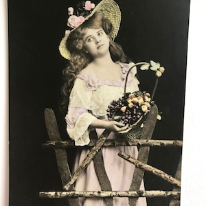Hübsches Mädchen in Strohhaube, handkoloriert, antike Postkarte, echte Fotografie, 1903