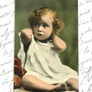 Antike Kinder Postkarte, Kleiner Junge im Nachthemd, Handkolorierte echte Fotografie, Kinder Postkarte, Unbenutzt