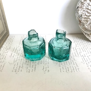 Bouteilles d'encre victoriennes en verre bleu sarcelle, octogonales, rasoirs, vases bourgeons