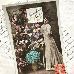 Französische Antike Postkarte, hübsche Frau im schönen Kleid, rosa Blumen, handgetönte reale Fotografie Jugendstil