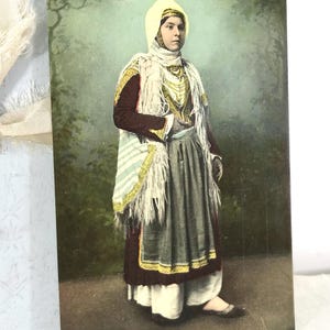 Antike Postkarte, Frau im Traditionellen Griechischen Kostüm und Kopfschmuck, Koulouri, verstärkte Fotografie, Unbenutzt.