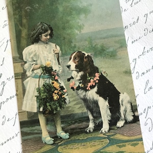 Antike Postkarte, kleines Mädchen mit Hund, Blumengirlande, handgemalte echte Fotografie, 1907