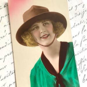 Antike französische Postkarte, schöne junge Frau, fabelhafte Hut, lebendige Farben, echtes Foto, handbemalt, Art Deco, französisch