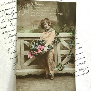 Vintage Postkarte, kleiner Junge im Matrosenanzug, rosa Blumen, handkolorierte echte Fotografie, Kinder Postkarte