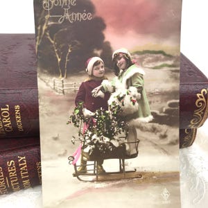 Antike französische Weihnachtspostkarte, Bonne Annee, hübsche Mädchen, Schlitten und Mistelzweig, echte Fotografie