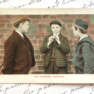 Antike Postkarte, Pfeifenpfeife, Jungen, Matrosenanzug, der angehende Musiker, handkolorierte echte Fotografie, Kinder-Postkarte, 1906