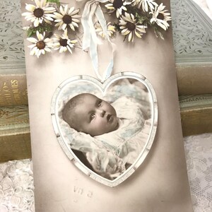 Antike Postkarte, Hübsches Baby in Krippe, Blauem Kleid, Herzrahmen und Blumen, Handkoloriert, echte Fotografie, Jugendstil