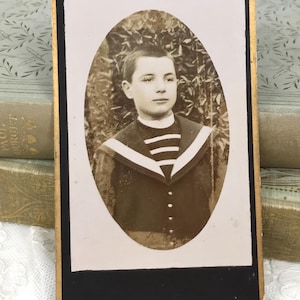 ビクトリア朝の CDV 写真、若いフランス人少年、実写写真、セーラー服、金縁