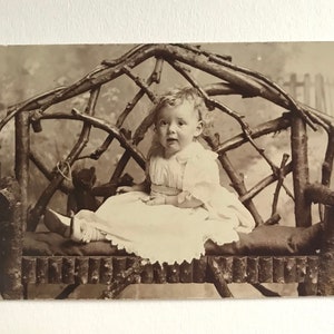 Kleiner Junge mit seiner Spielzeugkatze, Edwardian Postkarte, Echte Fotografie, 1909, ungeteilte Rückseite