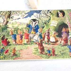 Vintage Postkarte, Tug o’ War, entzückende Kaninchen und Eichhörnchen, Illustration von Rassey Helps, Medici Society 1930’s