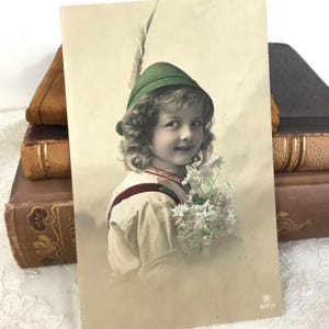 Antike Postkarte, Junges Mädchen mit Federhut, Blumen, handkolorierte Fotografie