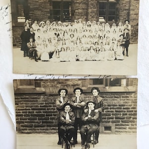Viktorianische Schulpostkarten, Schüler und Meister, Mädchen und Jungen, ausgefallene Kleidung, Schulfoto, echtes Foto
