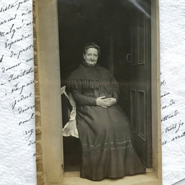 Antike Postkarte, ältere Dame, sitzend auf Stuhl, echtes Foto, Mode der 1900er Jahre