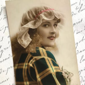Antike französische Postkarte, schöne junge Frau, Spitzenmütze, St. Catherine's Day, lebendige Farben, echtes Foto handbemalt
