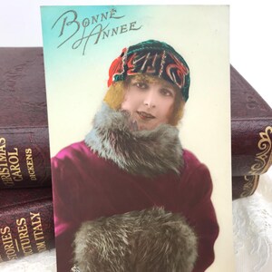 Antike französische Postkarte, schöne Frau, Samthut, lebendige Farben, echtes Foto Handbemalte Art Deco Französisch selten