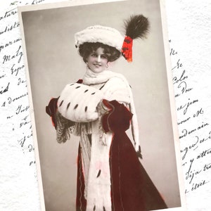 アンティークのクリスマスポストカード、毛皮のコートと帽子をかぶった女優マリー・スタッドホルム、実写写真