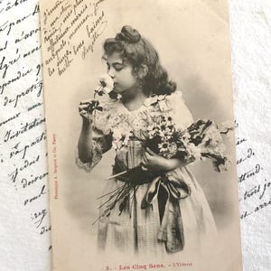 Antike französische Postkarte, hübsches Mädchen mit Blumen, Die Sechs Sinne, Geruch, echte Fotografie, 1900er Jahre