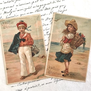 Ein Paar viktorianische Weihnachtskarten, Mädchen mit Strohhut, Junge mit Matrosenanzug, Meer, kleine Größe