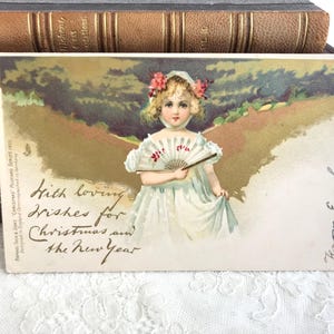 Frances Brundage, Hübsches Mädchen mit Fächer, goldene Highlights, Chromolithograph, Frühraphael Tuck, Weihnachtspostkarte 1903