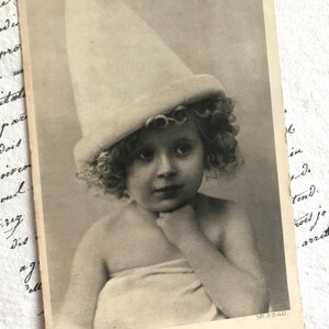 Antike Postkarte, Junges Mädchen mit schönem lockigen Haar, großem Hexenhut, echte Fotografie, Hildesheimer, 1905