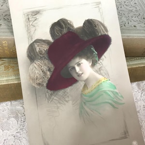 RESERVIERT FÜR JULIE Antike Postkarte, Miss Wally, schöne Frau mit großem Hut und Federn, handgetönte echte Fotografie