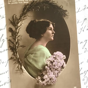 Antike Postkarte, Miss Wally, schöne Frau mit Fliederblumen, handkolorierte echte Fotografie, Geburtstagsgruß, 1913