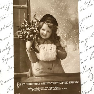 Antike Weihnachtspostkarte, hübsches Mädchen im Wintermantel, echte Fotografie, EAS