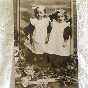 Antike Postkarte, Fotografie von entzückenden kleinen Mädchen in Schürzen, echtes Foto, viktorianische Kinder