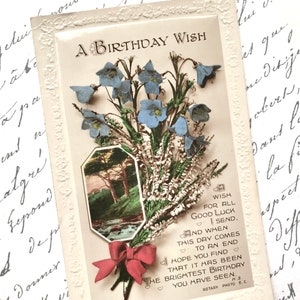 Vintage Postkarte, glückliche weiße Heide, Glockenblumen, rotes Band, viel Glück