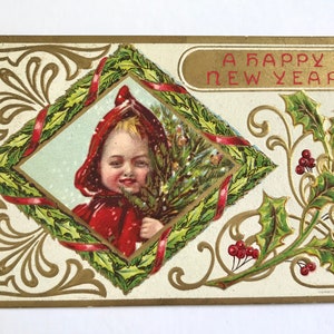 Süßes Kind mit roter Haube, Stechpalmenblättern und Beeren, geprägter Chromolithograph, Julius Bien, 1903, seltene Neujahrspostkarte