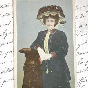 Antike Postkarte, berühmte Schauspielerin Madge Lessing, extravaganter Hut, handkolorierte, echte Fotografie