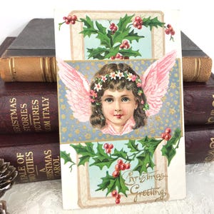 Antike Weihnachts Postkarte, hübscher geflügelter Engel, geprägte Stechpalme, Jugendstil, unbenutzt