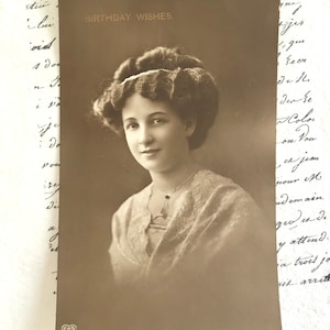 Antike Postkarte, schöne Frau im Spitzenkleid, Geburtstagsgrüße, echte Fotografie, Jugendstil