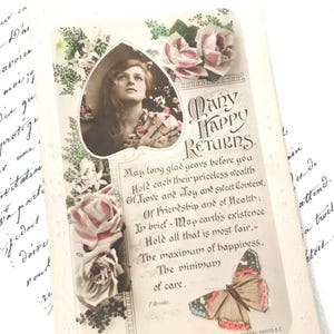 Schauspielerin Postkarte aus der Edwardischen Epoche, Gladys Cooper mit offenem Haar, Frühlingsblüten tragend, handkolorierte Fotografie