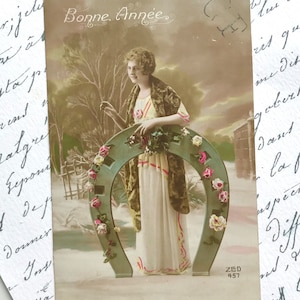 Antike Neujahrspostkarte, schöne Frau mit riesigem Hufeisen, Art-Deco-Stola, echte Fotografie, handgemalt, Französischer Weltkrieg, 1917